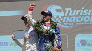 Felicidad doble. Manu Urcera celebra junto al baigorriense Larrauri, su compañero y dueño del equipo de Baigorria. Gran victoria en el inicio del TN en Bahía Blanca.
