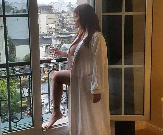 Las fotos calientes de Nazarena Vélez y Belén Francese en la cama
