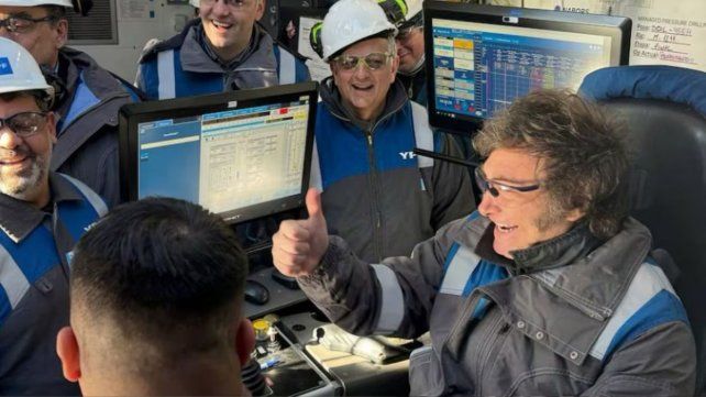 El presidente Javier Milei usa el mameluco de YPF a diario y ahora será comercializado