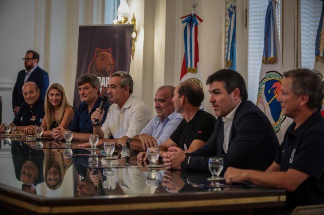 El intendente de la ciudad de Rosario, Pablo Javkin, fue el anfitrión en la presentación del partido entre Capibaras XV y Peñarol Rugby. FOTO. GENTILEZA PRENSA CAPIBARAS XV