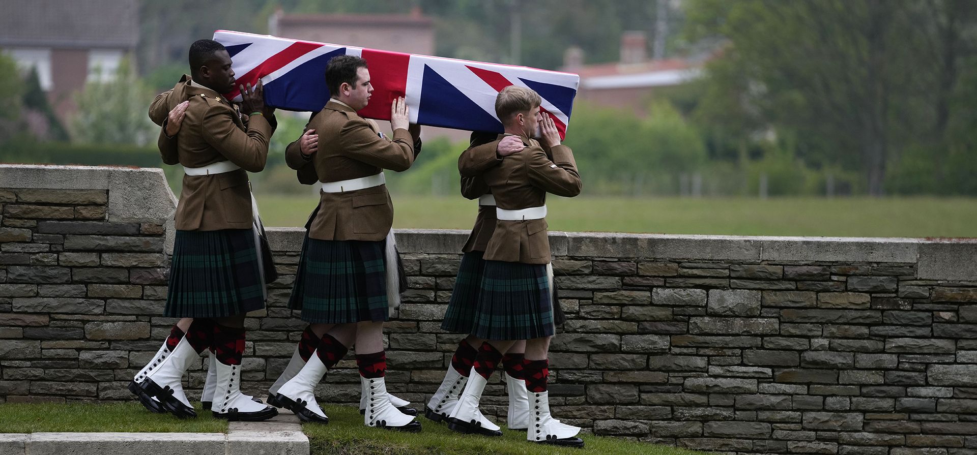 Miembros del 2º Batallón, Regimiento Real de Escocia llevan el ataúd del Pte William Johnston, del 7º Batallón, Royal Scots Fusiliers, durante un servicio de reinhumación en el cementerio británico de Loos. Un grabado en una cuchara encontrado junto a Johnston, un soldado en la Primera Guerra Mundial, permitió a la Comisión de Tumbas de Guerra de la Commonwealth y al Centro Conjunto de Víctimas y Compasión del Ministerio de Defensa identificar sus restos. Fotografía: Virginia Mayo/AP