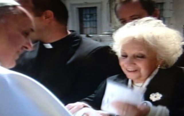 El Papa Francisco habló por unos breves instantes con la titular de Abuelas.