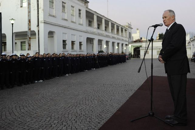 El ministro Lamberto se dirige a los aspirantes durante el acto de apertura