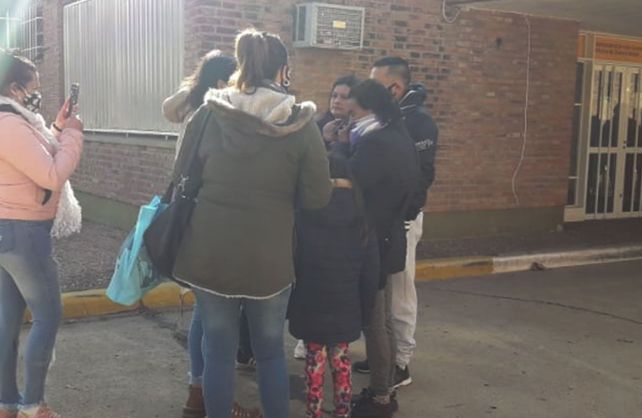 La familia Arce se manifestó este lunes por la mañana frente a la administración del cementerio en busca de respuestas (Foto gentileza: Radio EME 96.3).