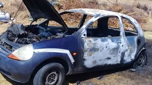 Prendió fuego su auto para evitar que se lo llevaran al corralón