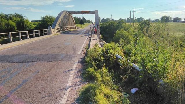 Un auto cayó al vacío en el puente blanco de la ruta provincial 131