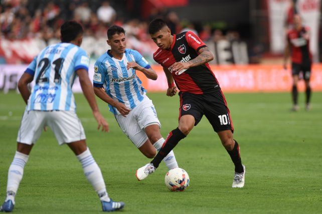 La tiene atada. Castro maniobra entre Garay y Thaller en una de las tantas jugadas en las que el volante mostró su calidad.