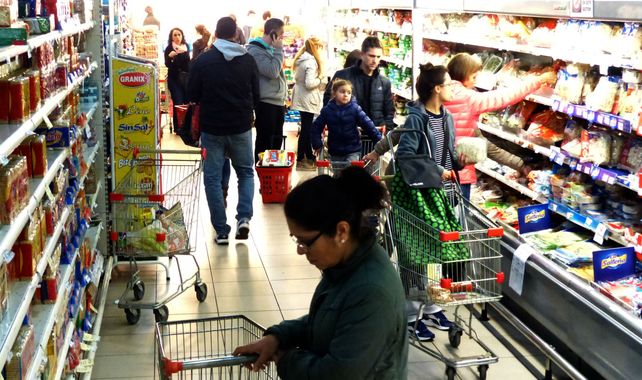 La inflación sigue haciendo estragos en la economía familiar y eso se aprecia cada vez a la hora de hacer las compras diarias en supermercados y autoservicios.