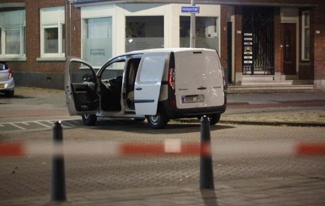 La camioneta secuestrada por la Policía tenía garrafas y patente española. Un hombre fue detenido.