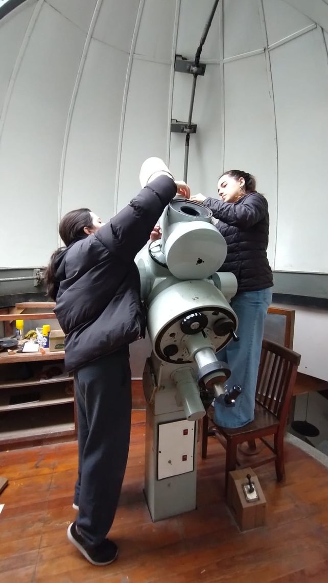 La cara luminosa de la luna: la historia de la recuperación del telescopio de la Biblioteca Vigil