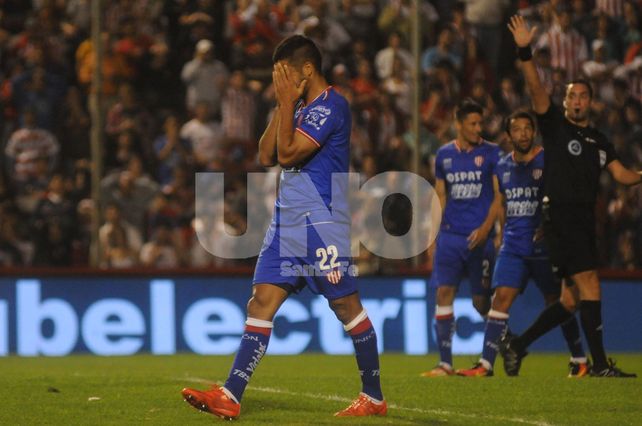 El Tate no tuvo demasiadas ideas para llegar al arco del Cervecero