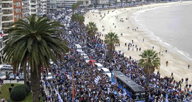 Emocionante recibimiento a la selecci n uruguaya