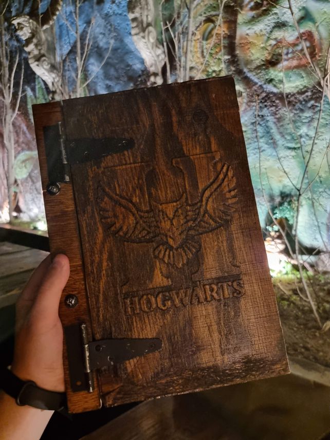 La carta de Hogwarts Music House es de madera, tallada a mano. Y tiene platos y bebidas vinculadas a la saga.