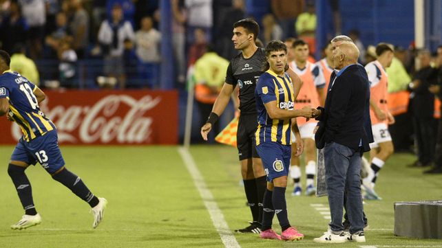 Nacho Malcorra es reemplazado en la derrota de Central ante Vélez. El 10 viene con muchos partidos en el lomo.