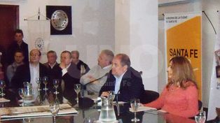 Santa Fe recuerda con humor que la democracia es cosa seria