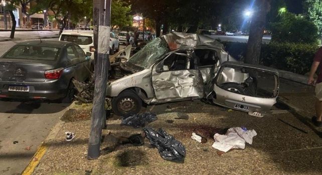 Tragedia vial en la costanera de Rosario: a gran velocidad, un automovilista atropelló y mató a una mujer y su hija