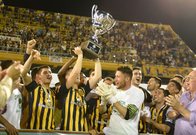 Canallada. Los chicos festejaron a rabiar el logro de la Copa Santa Fe. Lo tienen merecido.&nbsp;