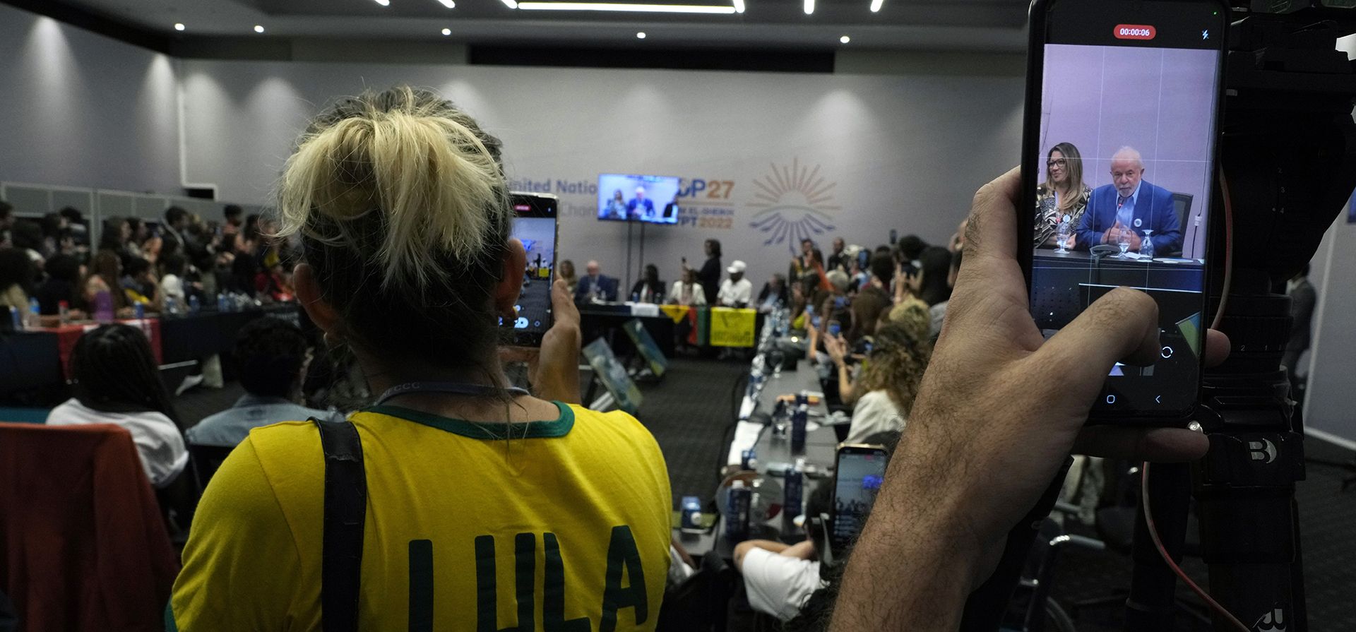 Asistentes registran al presidente electo de Brasil, Luiz Inácio Lula da Silva, en la Cumbre Climática de la ONU COP27, el jueves 17 de noviembre de 2022, en Sharm el-Sheikh, Egipto. Foto: AP/Peter Dejong
