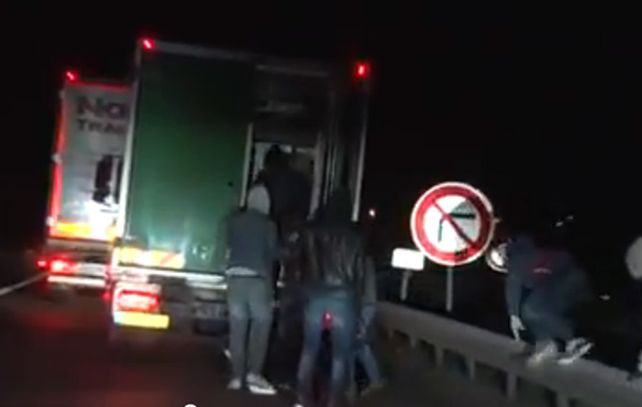 Los inmigrantes fueron detenidos por la policía.