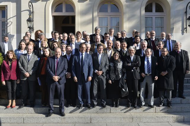 Encuentro. El gobernador con los rectores en la sede de Gobierno platense.