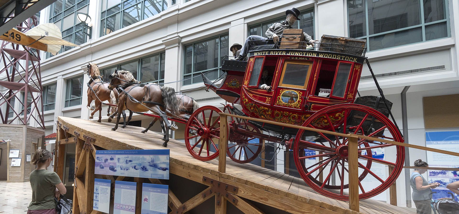 Un visitante observa una diligencia que antiguamente se utilizaba para transportar correo, expuesta en el Museo Postal Nacional Smithsonian, en Washington. (Foto AP/Mark Schiefelbein) Un visitante observa una diligencia que antiguamente se utilizaba para transportar correo, expuesta en el Museo Postal Nacional Smithsonian, en Washington. (Foto AP/Mark Schiefelbein)