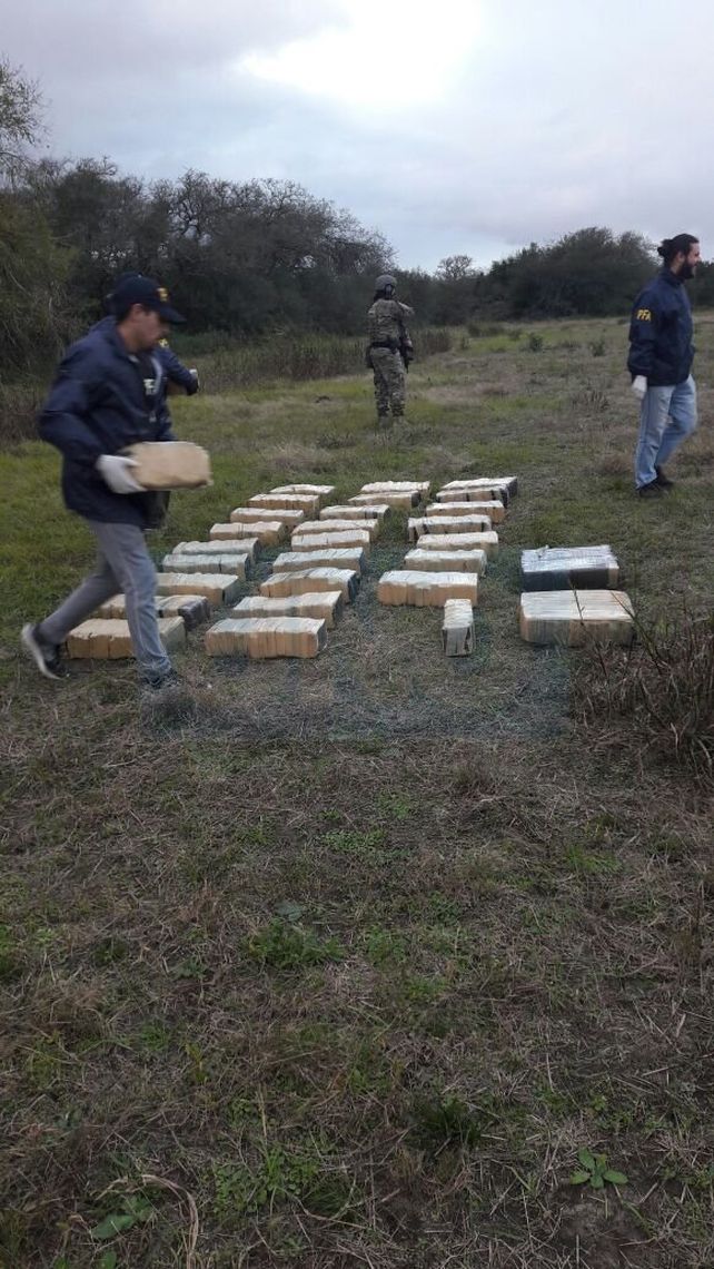 Cuatro detenidos cuando trasbordaban drogas de una avioneta a una camioneta, cerca de Villa Urquiza