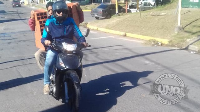 Transporte de cargaMiren esta foto. En moto por Casiano Calderón y Montiel en Paraná