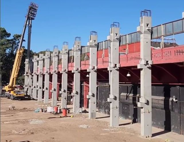 Así quedaron las 13 columnas que corresponden a la primera fila de las gradas de la tribuna superior norte del Coloso Marcelo Bielsa.