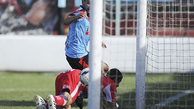 Brown de Adrogué le ganó a Atlético Paraná en el último suspiro