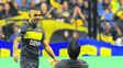 Reverencia. Un hincha se metió a la cancha para pedirle a Carlitos que no se vaya. Reverencia. Un hincha se metió a la cancha para pedirle a Carlitos que no se vaya.