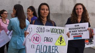 Protesta con ambo. Los residentes marcharon hasta el Cemar.