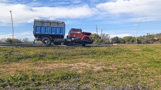 Ruta 11: auto chocó de frente con un camión y hay heridos