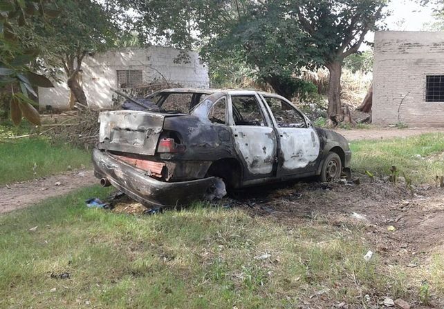 El auto incendiado en barrio Los Troncos/ gentileza: @veroensinas