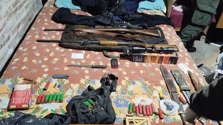 Armas largas, municiones y cuchillos entre los elementos secuestrados en los allanamientos a los policías implicados.&nbsp;