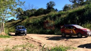 La mujer cayó por un barranco de tres metros de altura.