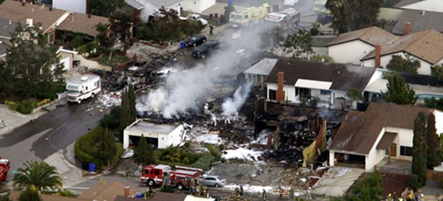Un avi&oacute;n militar se precipit&oacute; en una zona residencial de California