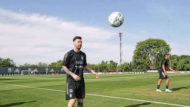 Messi se entrenó de manera normal y sería titular ante Uruguay.