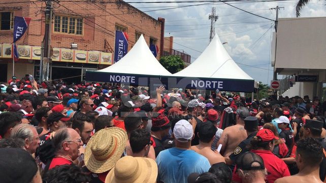 Así es la vigilia de los hinchas de Colón para la histórica final en Asunción