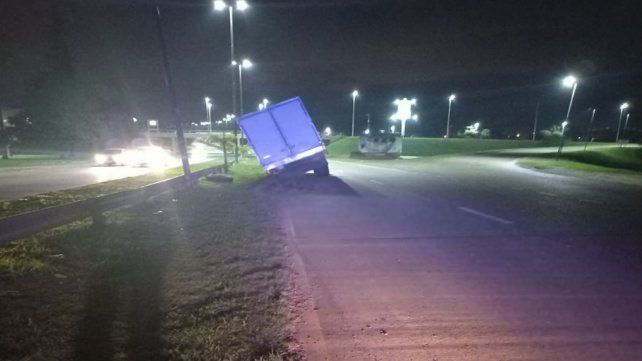 Un camión perdió la rueda en Paraná y casi vuelca.
