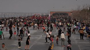 Cientos de familias compartieron la ribera central y el Parque España en un día que tuvo una temperatura máxima de 21.3º.