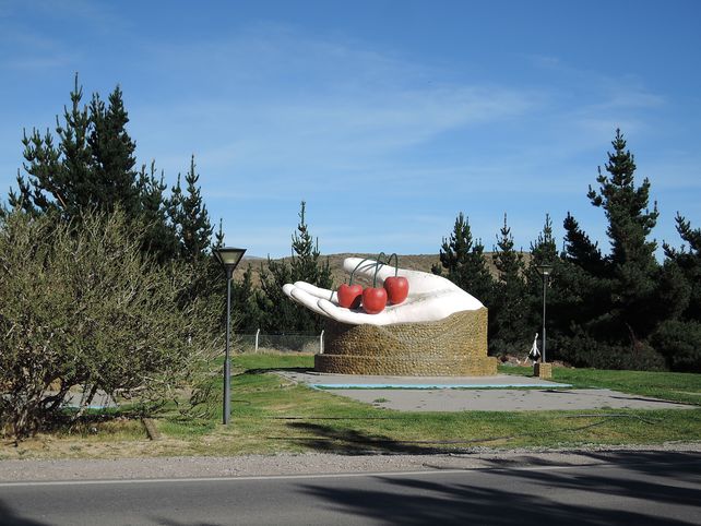 Mano con cerezas. El curioso monumento resalta al fruto típico de Los Antiguos, localidad de la región patagónica argentina.