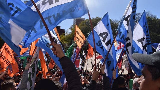 Manifestantes frente a la Legislatura.