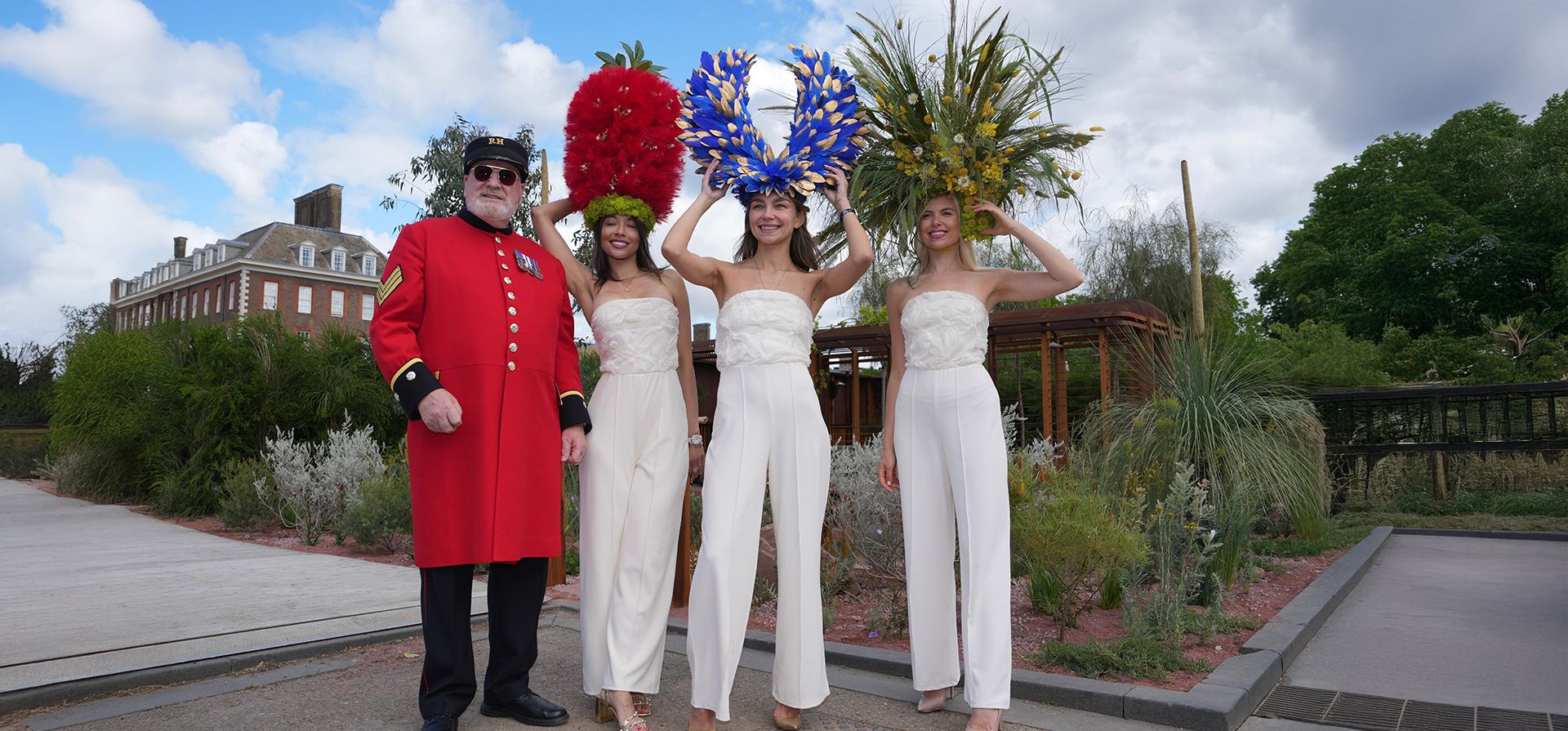 Un veterano de Chelsea posa con modelos en la Exposición Floral de Chelsea de la RHS, en Londres, el lunes 18 de mayo de 2026. (Foto AP/Kin Cheung) Un veterano de Chelsea posa con modelos en la Exposición Floral de Chelsea de la RHS, en Londres, el lunes 18 de mayo de 2026. (Foto AP/Kin Cheung)