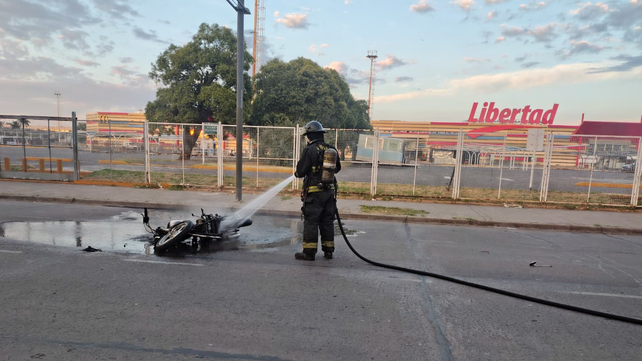 Motociclista hospitalizado tras derrapar e incendiarse su moto en bulevar Oroño y Batlle y Ordóñez