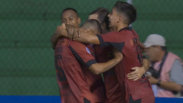 Newells se hizo fuerte ante Blooming ganó 3 a 2 y pasó de fase