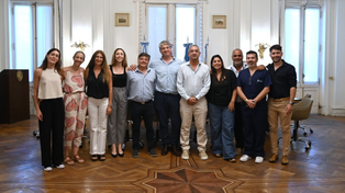 El intendente Pablo Javkin junto a los trabajadores del Heca