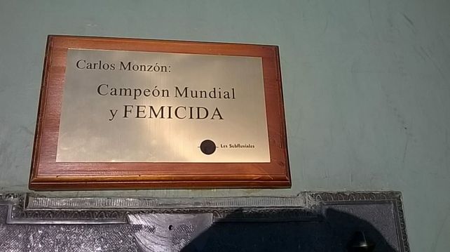 Campeón mundial y femicida, la placa que arrancaron del monumento a Monzón