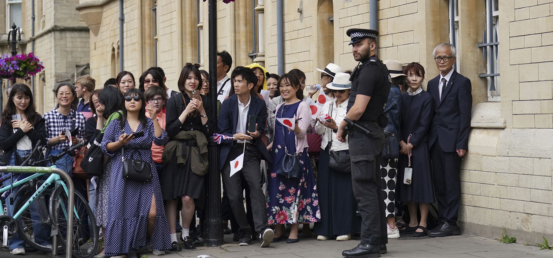 Una multitud espera ver al emperador Naruhito de Japón y a su esposa, la emperatriz Masako, el emperador Naruhito de Japón, llegar para una visita al Balliol College en Oxford, Inglaterra, durante su visita de estado a Gran Bretaña, el viernes 28 de junio de 2024. (Joe Giddens/Pool Photo vía AP) Una multitud espera ver al emperador Naruhito de Japón y a su esposa, la emperatriz Masako, el emperador Naruhito de Japón, llegar para una visita al Balliol College en Oxford, Inglaterra, durante su visita de estado a Gran Bretaña, el viernes 28 de junio de 2024. (Joe Giddens/Pool Photo vía AP)