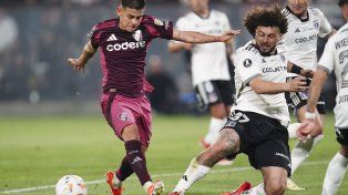 Claudio Echeverri intenta escapar a la marca de Maximiliano Falcón.