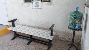 El Club de Leones Paraná Parque Urquiza recibió de la empresa Quanta un banco de tapitas recicladas, y ahora juntan más para conseguir una mesa